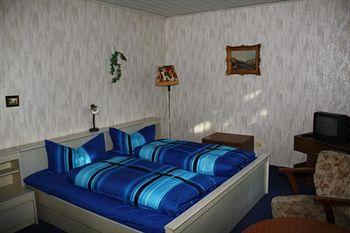 Pension Check In Hotel Guestrow Ngoại thất bức ảnh