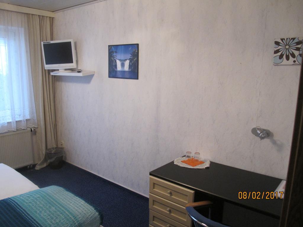 Pension Check In Hotel Guestrow Ngoại thất bức ảnh