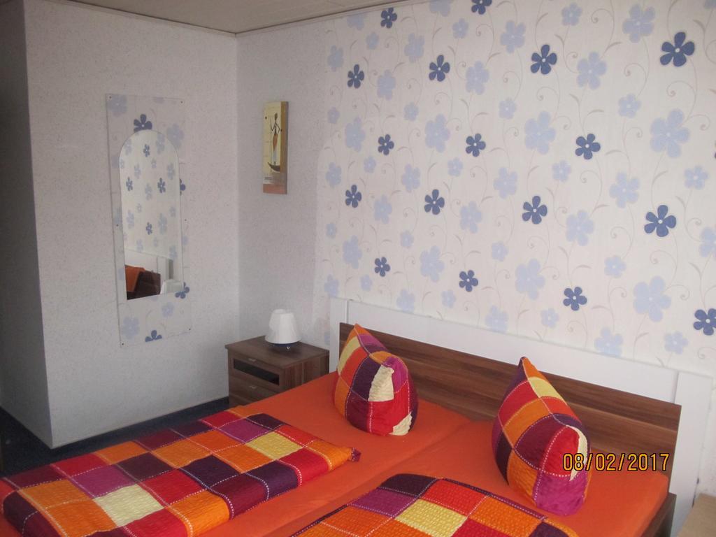 Pension Check In Hotel Guestrow Ngoại thất bức ảnh